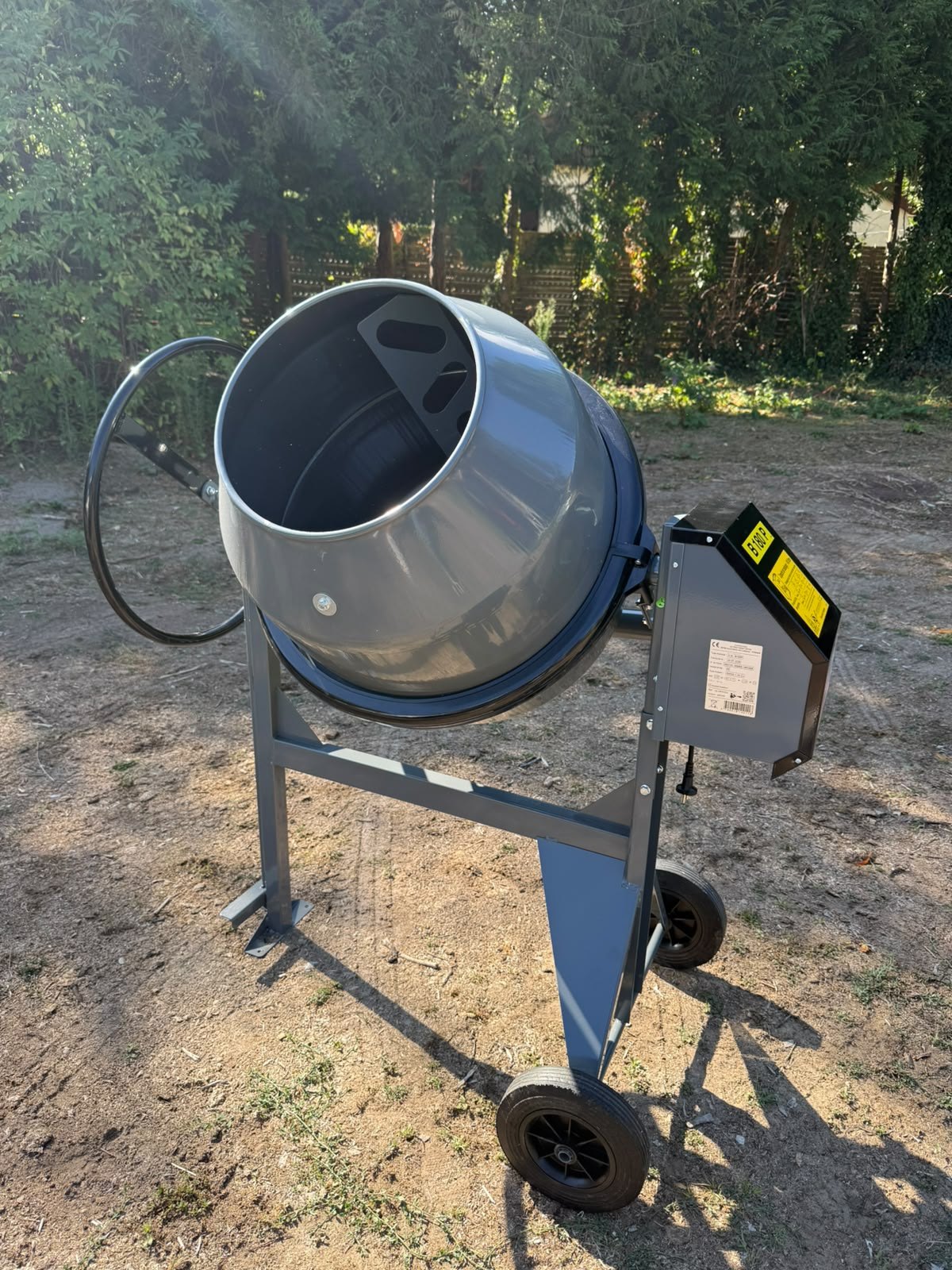 Bétonnière semi-professionnelle 160 litres, cuve inclinée et carter moteur