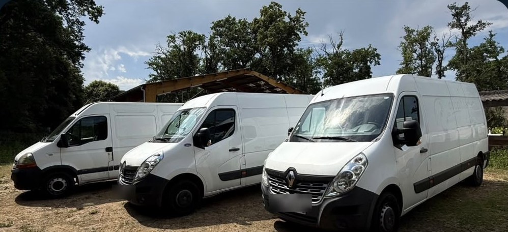 Les trois Renault Master blancs de la flotte MJ Green